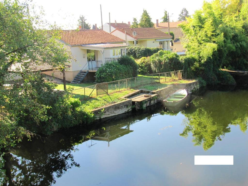 Maison de 2 chambres avec jardin clos et wifi a Saint Martin de Sanzay 25 Rue du Thouet, 79290 Saint-Martin-de-Sanzay