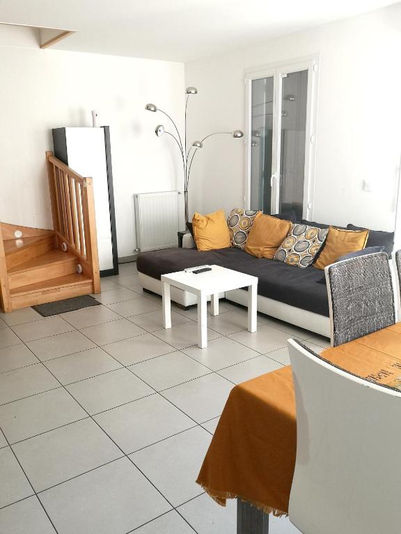 Maison de vacances Maison de 2 chambres avec jardin clos et wifi a Tigery 4 Rue du Commandant Maurice Lissac Essonne, Île-de-France 91250 Tigery