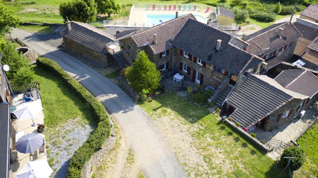 Maison de 2 chambres avec piscine partagee jardin amenage et wifi a Gravieres Quartier Lachamp, 07140 Gravières