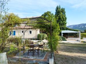 Maison de 2 chambres avec piscine partagee jardin amenage et wifi a Oppede