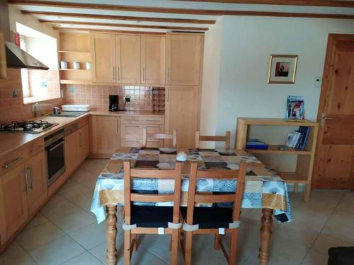 Maison de 2 chambres avec piscine partagee jardin amenage et wifi a Rostrenen