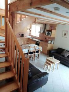Maison de 2 chambres avec piscine partagee jardin amenage et wifi a Rostrenen