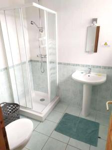 Maison de 2 chambres avec piscine partagee jardin amenage et wifi a Rostrenen