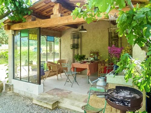 Maison de 2 chambres avec piscine partagee terrasse amenagee et wifi a Oppede