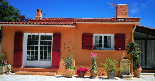 Maison de 2 chambres avec piscine privee jardin clos et wifi a Forcalqueiret