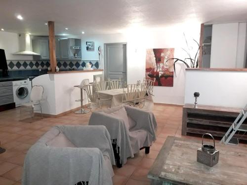 Maison de 2 chambres avec piscine privee jardin clos et wifi a Maillane