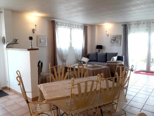 Maison de 2 chambres avec piscine privee jardin clos et wifi a Maillane