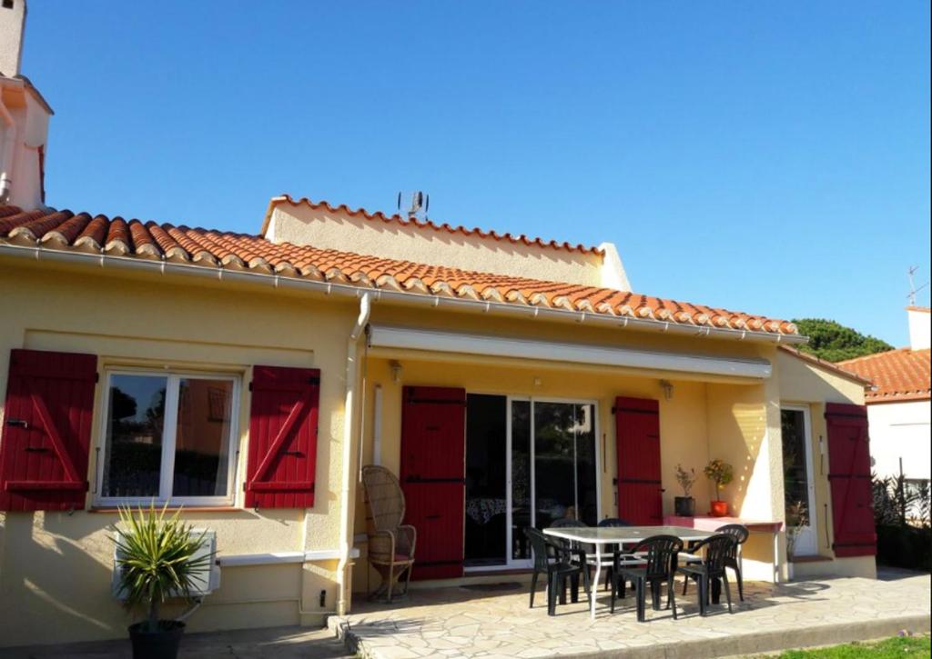 Maison de 2 chambres avec piscine privee jardin clos et wifi a Saint Cyprien a 3 km de la plage 6 Rue Michel Montaigne Pyrénées-Orientales, Occitanie, 66750 Saint-Cyprien