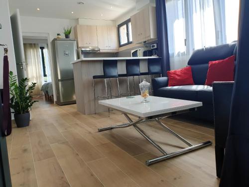 Maison de 2 chambres avec terrasse amenagee et wifi a Argenteuil