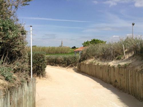 Maison de 2 chambres avec terrasse amenagee et wifi a Sainte Marie de Re a 1 km de la plage