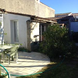 Maison de 2 chambres avec terrasse amenagee et wifi a Sainte Marie de Re a 1 km de la plage