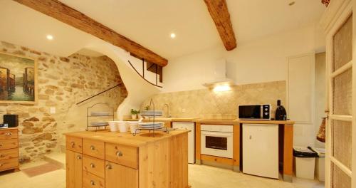 Maison de 2 chambres avec terrasse amenagee et wifi a Villeneuve les Avignon