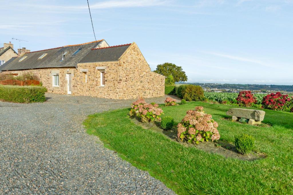 Maison de 2 chambres avec vue sur la mer jardin amenage et wifi a Paimpol 30 Chemin de Lande Colas, 22500 Paimpol