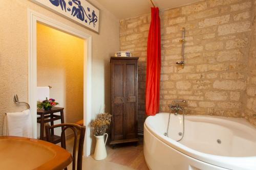 Maison de 3 chambres avec jacuzzi et wifi a Chablis