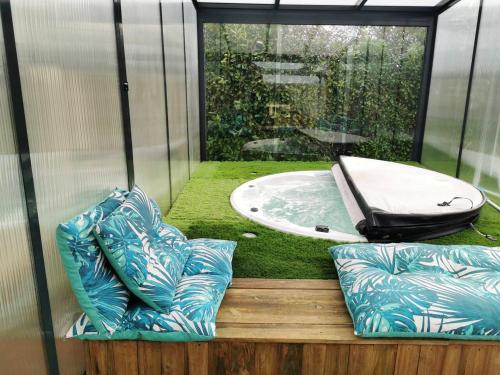 Maison de 3 chambres avec jacuzzi jardin clos et wifi a Saint Germain d'Aunay