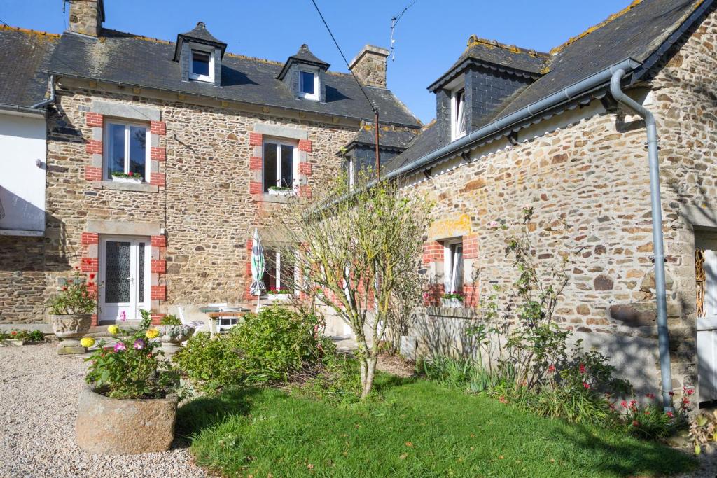 Maison de 3 chambres avec jardin amenage et wifi a Pordic a 2 km de la plage Vaudic 4 Rue de la ville au Bredel, 22590 Pordic