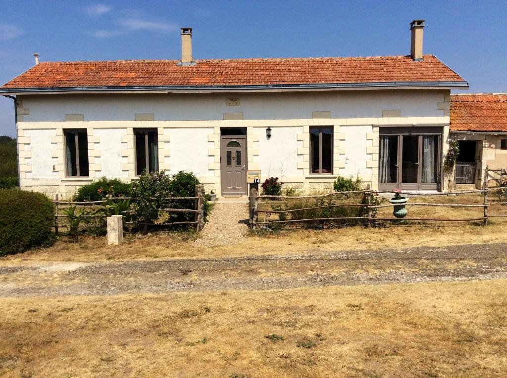 Maison de vacances Maison de 3 chambres avec jardin clos et wifi a Saint Bonnet sur Gironde 14 Rue de la Scierie 17150 Saint-Bonnet-sur-Gironde