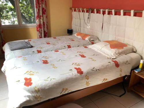Maison de 3 chambres avec piscine interieure jacuzzi et jardin clos a Bouchet