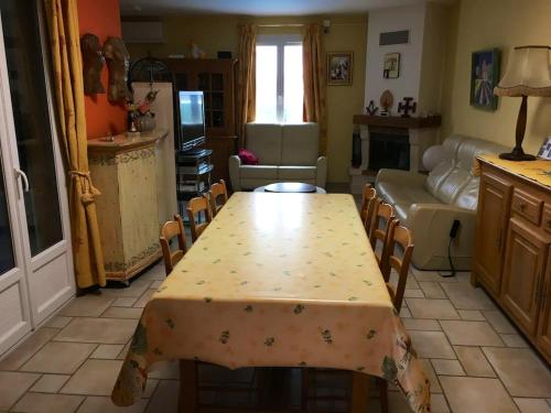 Maison de 3 chambres avec piscine interieure jacuzzi et jardin clos a Bouchet