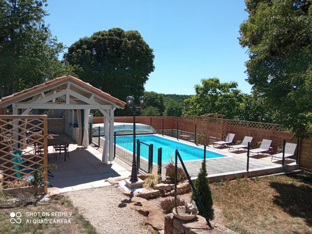 Maison de 3 chambres avec piscine partagee jardin amenage et wifi a Gravieres