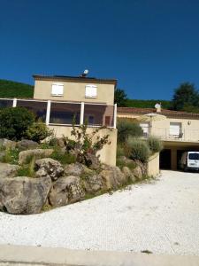 Maison de vacances Maison de 3 chambres avec piscine partagee jardin amenage et wifi a Nant Route du Durzon 12230 Nant Midi-Pyrénées