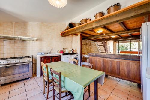 Maison de 3 chambres avec piscine partagee terrasse amenagee et wifi a Lagrasse