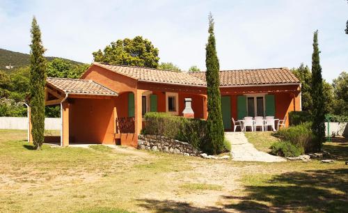 Maison de 3 chambres avec piscine partagee terrasse et wifi a Rustrel