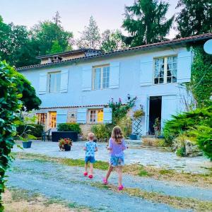 Maison de vacances Maison de 3 chambres avec piscine privee jardin amenage et wifi a Negrondes Rue des Scieries Dordogne, Nouvelle-Aquitaine 24460 Négrondes Aquitaine