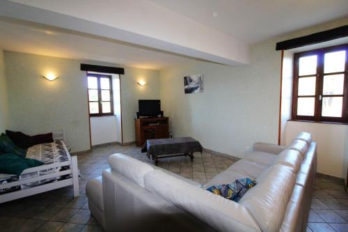Maison de 3 chambres avec piscine privee jardin clos et wifi a Ailhon