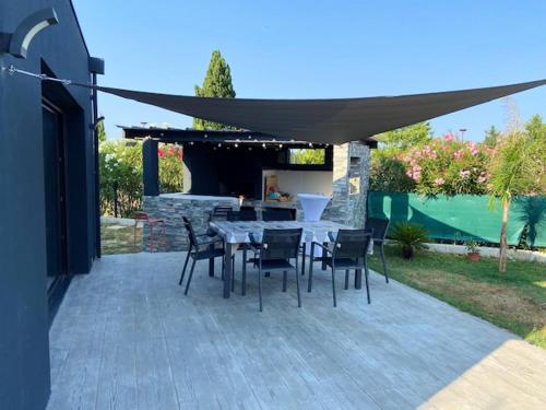 Maison de 3 chambres avec piscine privee jardin clos et wifi a Theza