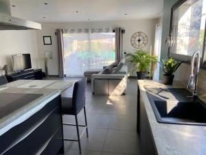 Maison de 3 chambres avec piscine privee jardin clos et wifi a Theza