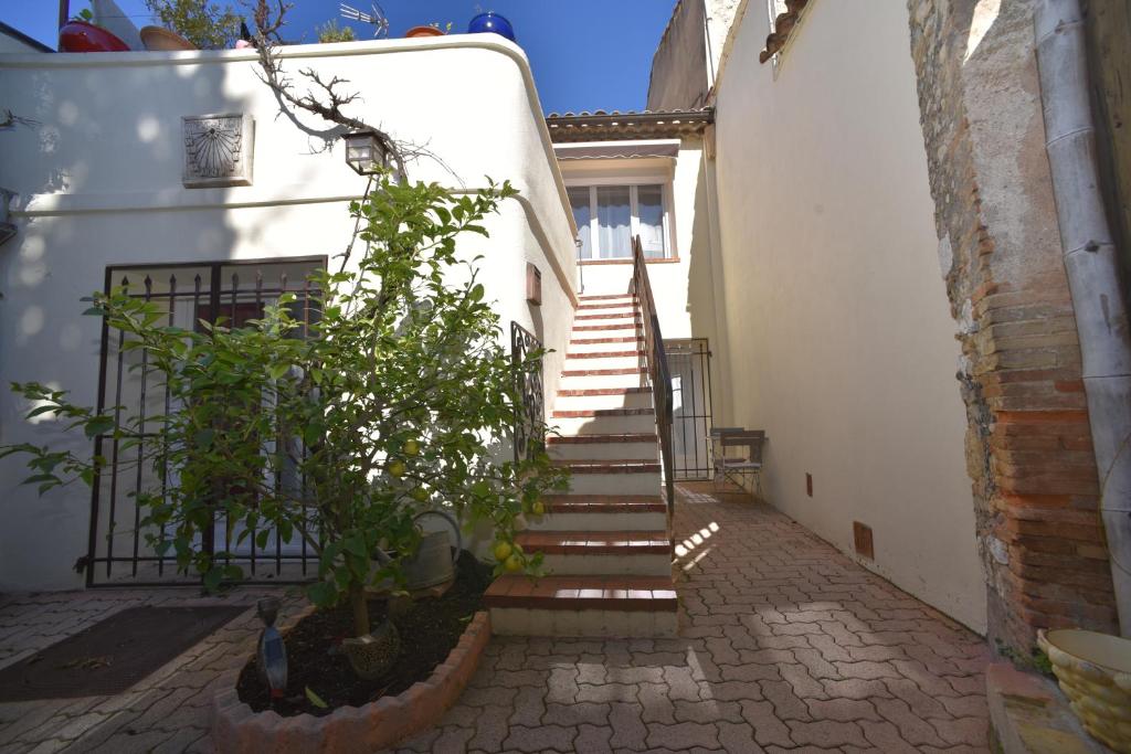 Maison de 3 chambres avec terrasse amenagee et wifi a Noves 13550 Noves