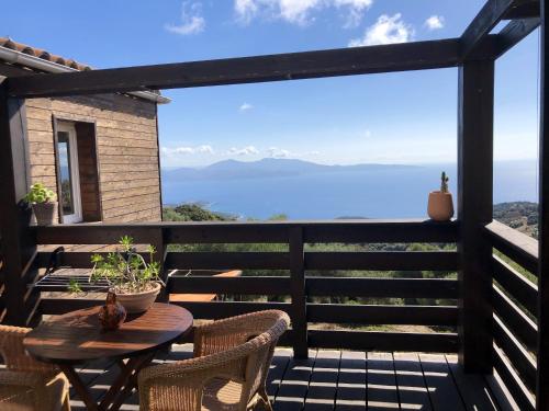 Maison de 3 chambres avec vue sur la mer jardin clos et wifi a Cargese