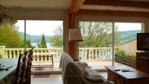 Maison de 3 chambres avec vue sur le lac et jardin clos a Nages
