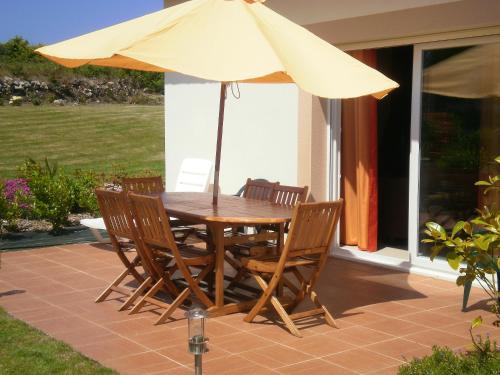 Maison de 4 chambres a Plougrescant a 400 m de la plage avec vue sur la mer jardin clos et wifi