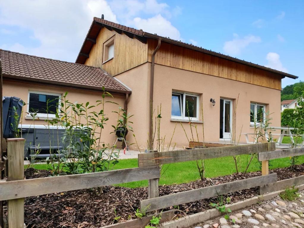 Maison de vacances Maison de 4 chambres avec jacuzzi jardin clos et wifi a Gerardmer 4 Rue du Lycée 88400 Gérardmer