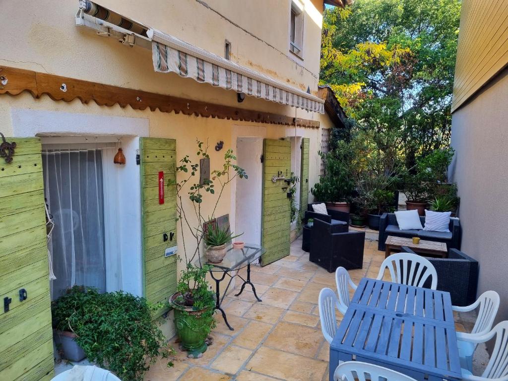Maison de vacances Maison de 4 chambres avec jardin clos et wifi a Gardanne Avenue des Primevères Bouches-du-Rhône, Provence-Alpes-Côte d'Azur 13120 Gardanne