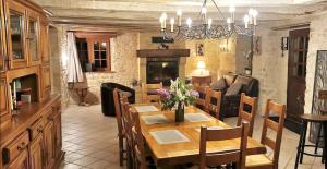 Maison de vacances Maison de 4 chambres avec jardin clos et wifi a Prats de Carlux 8 Place Daniel Soulhié 24370 Prats-de-Carlux Aquitaine