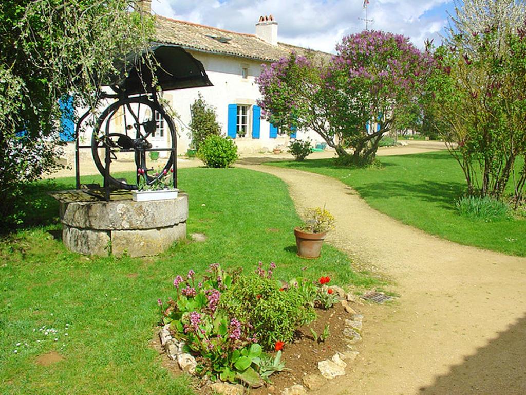 Maison de 4 chambres avec piscine partagee jardin amenage et wifi a Saint Vincent la Chatre 4 Chemin du Mitan, 79500 Saint-Vincent-la-Châtre