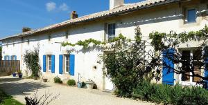 Maison de 4 chambres avec piscine partagee jardin amenage et wifi a Saint Vincent la Chatre