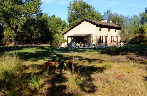 Maison de 4 chambres avec piscine privee jacuzzi et jardin clos a Callen