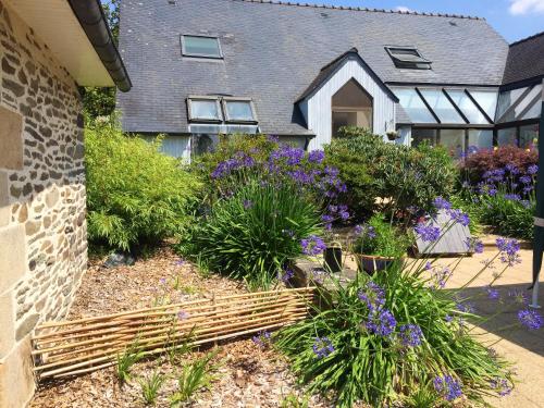 Maison de 5 chambres avec jardin amenage et wifi a Saint Hernin