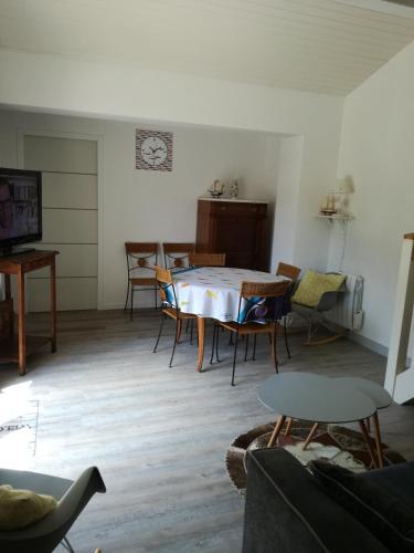 Maison de bord de mer avec jardin