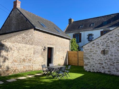 Maison de caractère, proche des remparts.