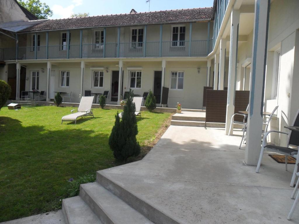 Maison de charme avec piscine couverte et 9000m2 07140 Les Vans