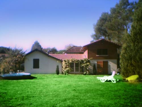 MAISON DE CHARME DANS GRAND JARDIN LIT ET MIXE 4 chambres avec wifi gratuit