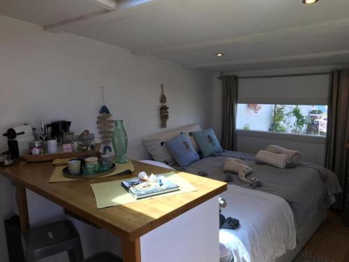 MAISON de PECHEUR LES PIEDS DANS L'EAU ET SON CABANON