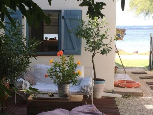 MAISON de PECHEUR LES PIEDS DANS L'EAU ET SON CABANON