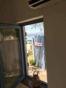 MAISON de PECHEUR LES PIEDS DANS L'EAU ET SON CABANON