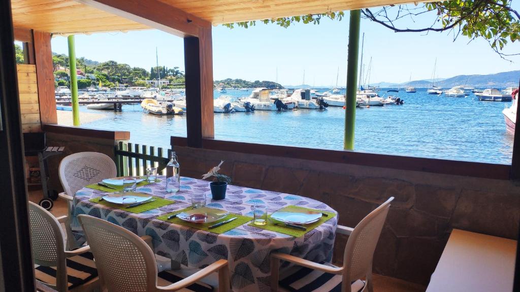 Maison de Pêcheur les pieds dans l'eau Giens 2430 Route de la Madrague, 83400 Hyères